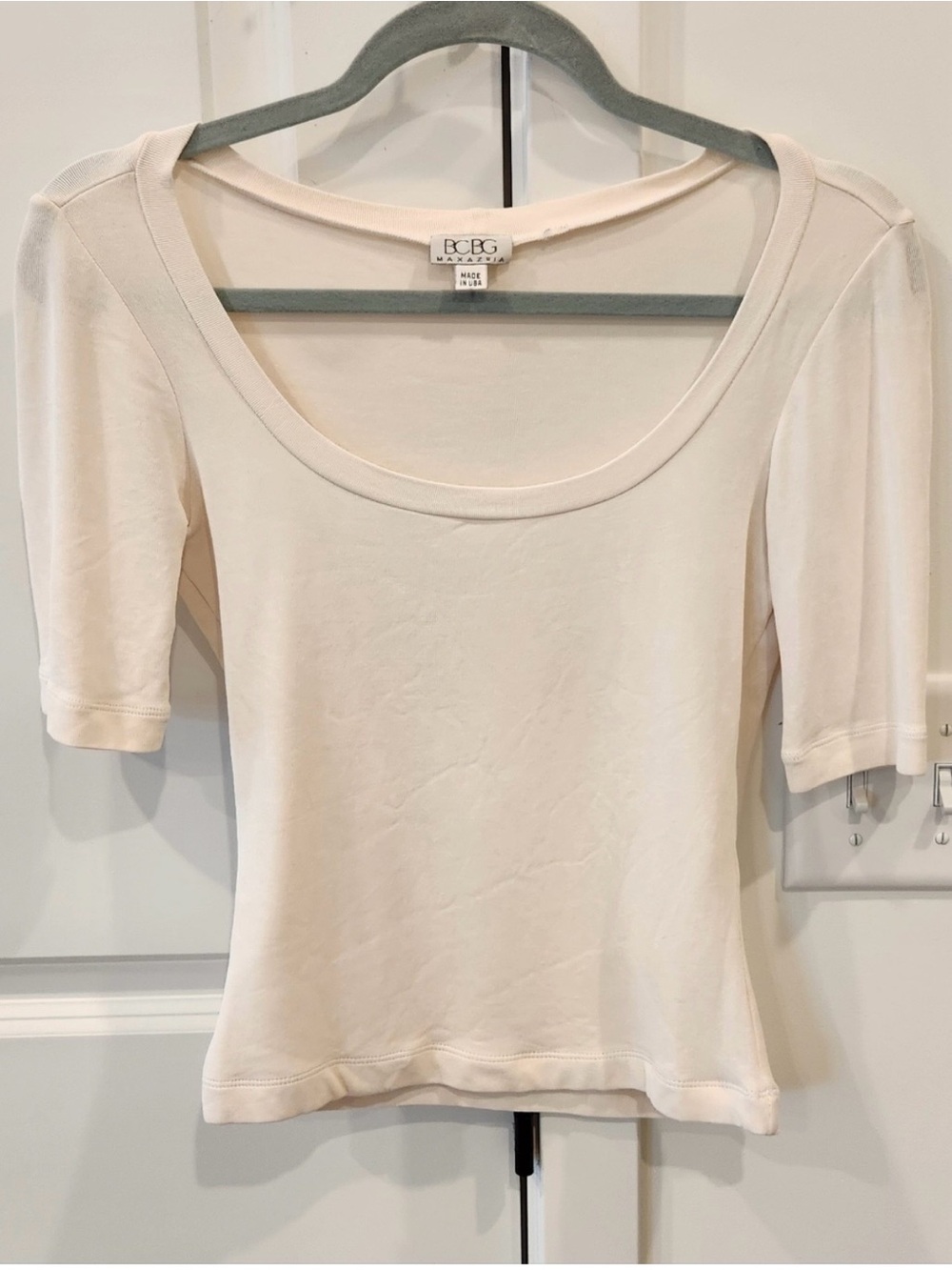 BCBGMaxAzria Cream Short Sleeve Scoop Neck Tee